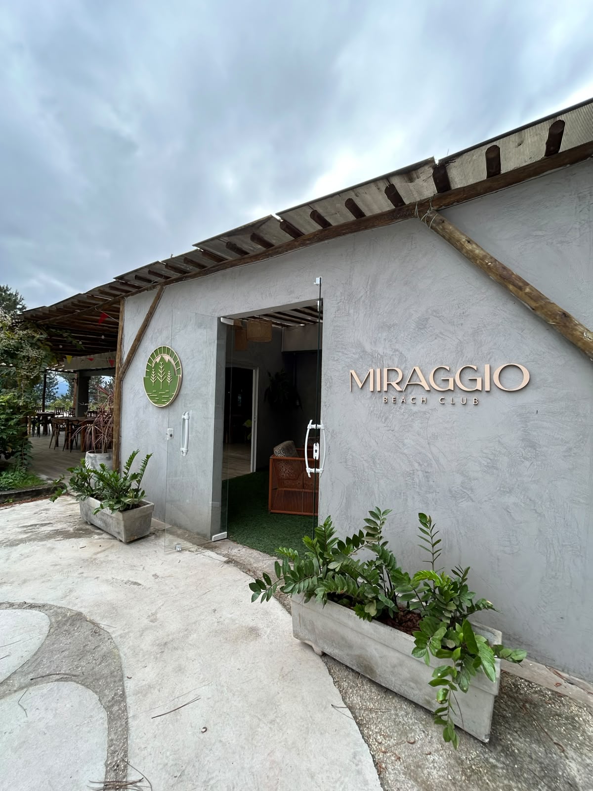 Fachada lateral com logo Miraggio Beach Club