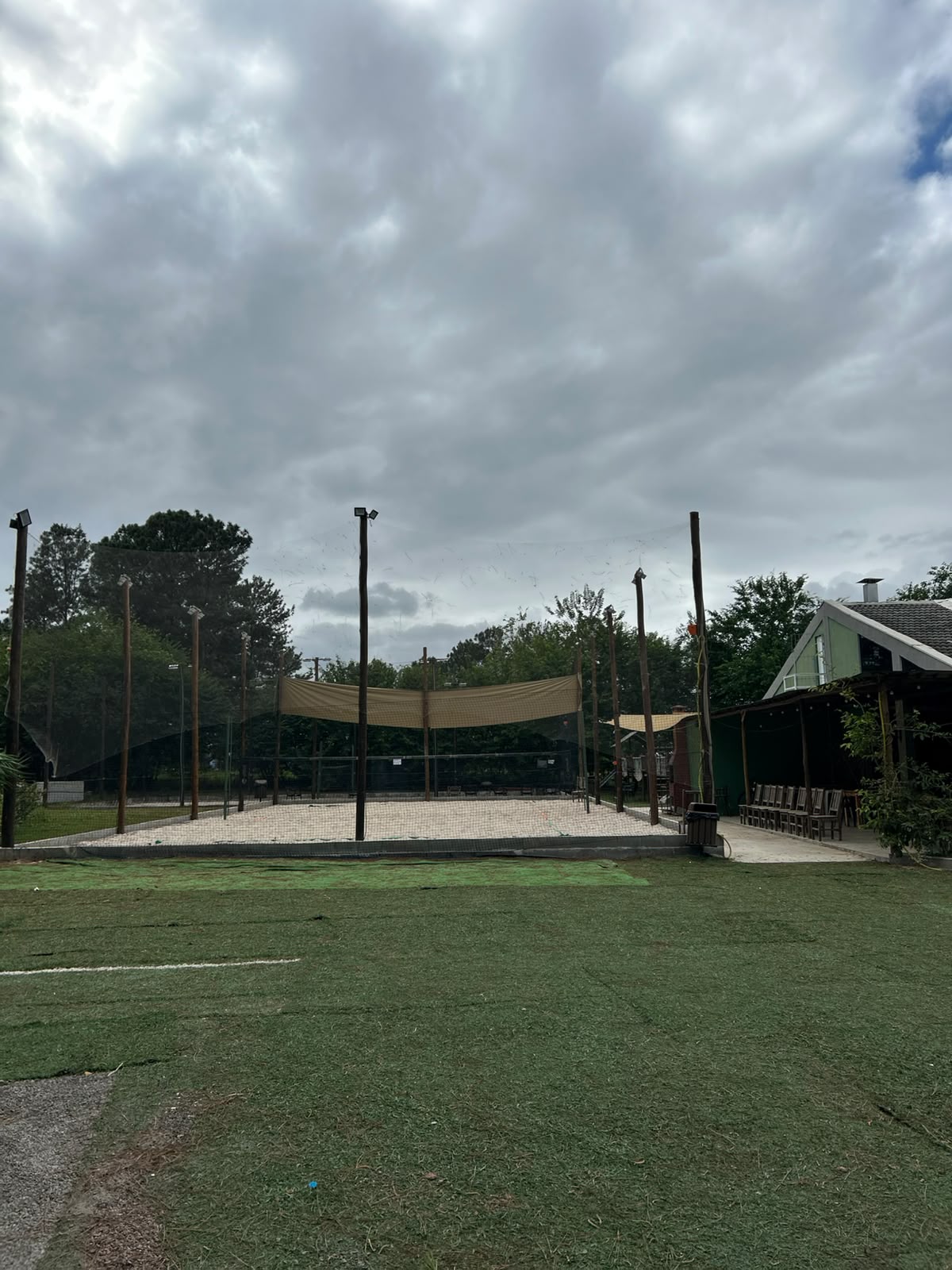 Quadra ao ar livre com toldo