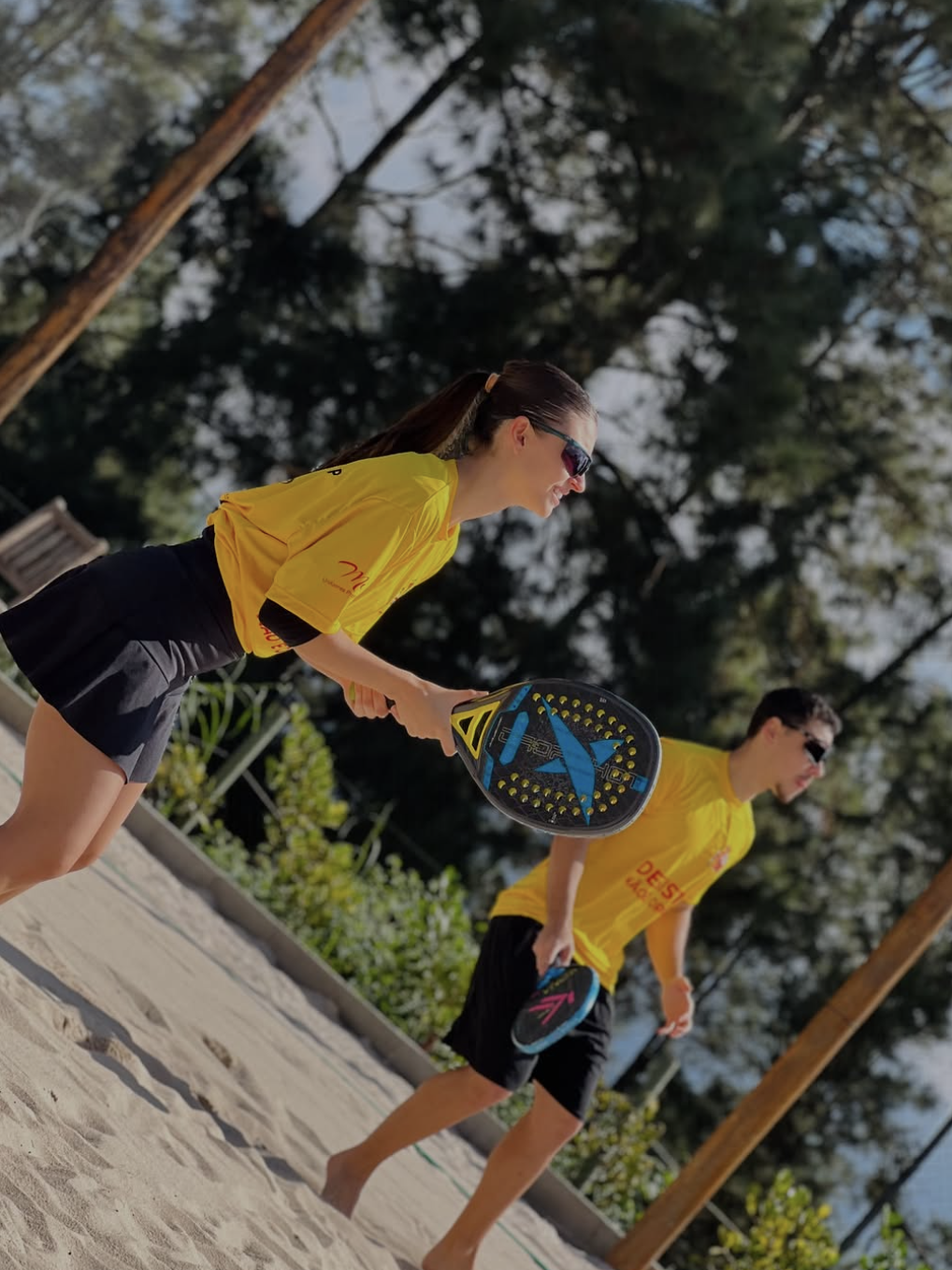 Quadra de beach tennis ao pôr do sol no Miraggio Beach Club