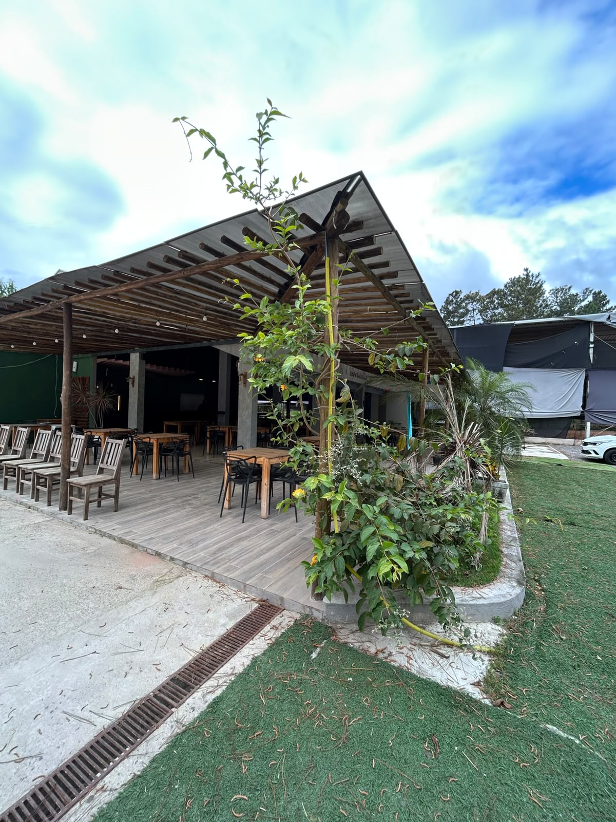 Deck externo com mesas de madeira